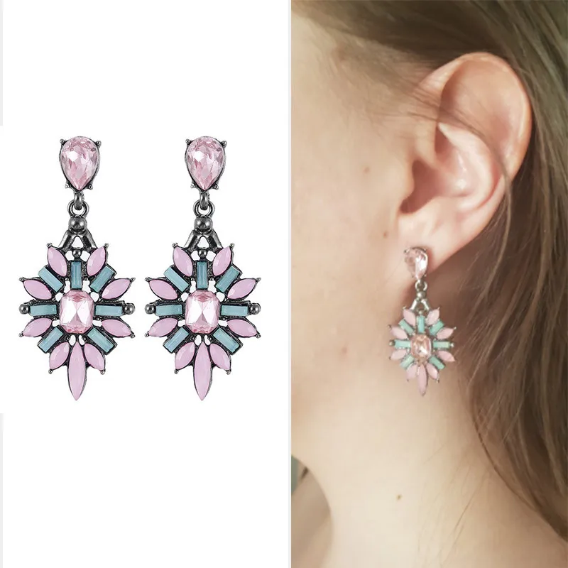 Несколько винтажных подвесных сережек в этническом стиле с кристаллами