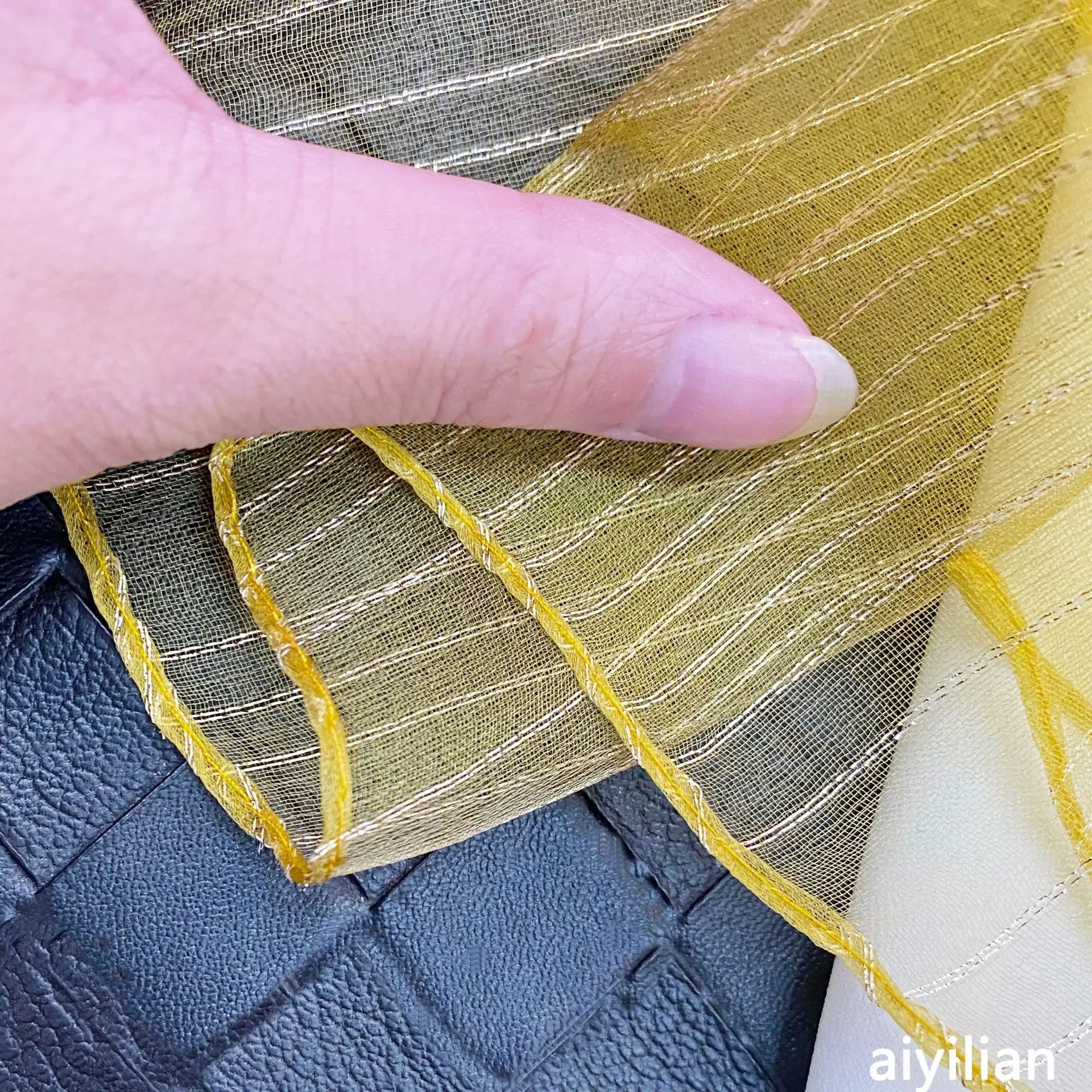 Женский шёлковый шарф из мягкой пашмины с золотой линией