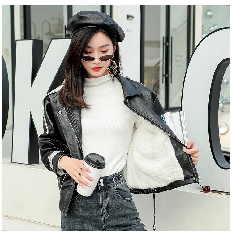 Женская байкерская куртка CHEERART черная флисовая в стиле пэчворк с карманами