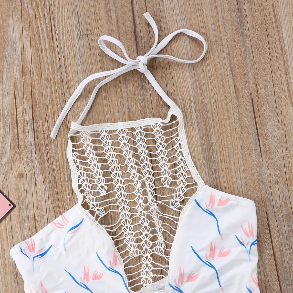 Женский купальник без рукавов с глубоким v-образным вырезом на шее Цельный