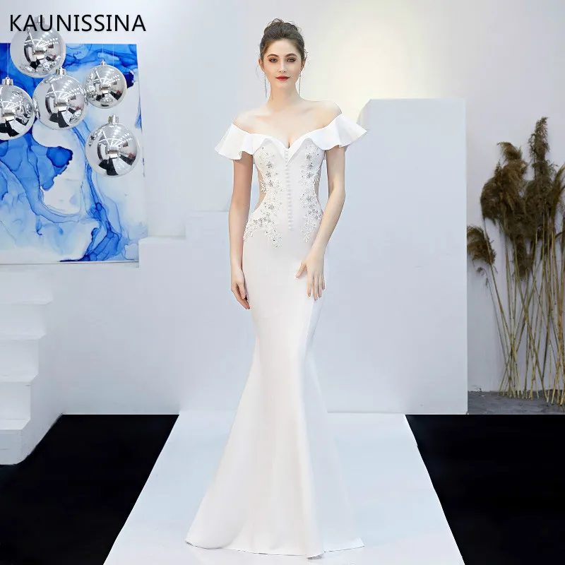 Женское вечернее платье-русалка с открытыми плечами и кристаллами аппликацией