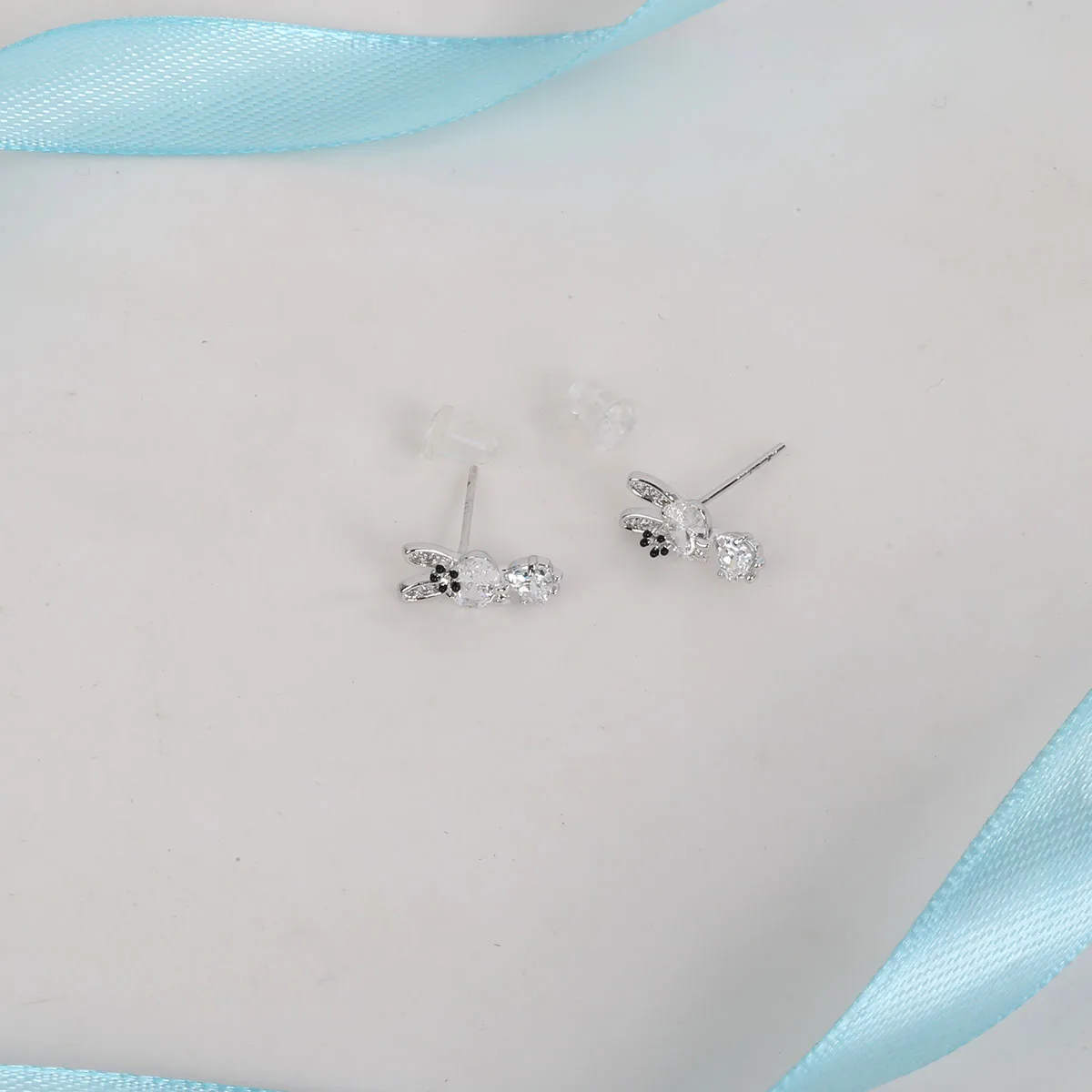 Серьги гвоздики с кубическим цирконием и кроликом Пасхальный костюм вечерние