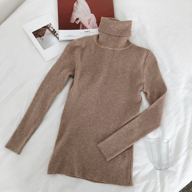 Женский свитер с высоким воротником эластичным и длинными рукавами