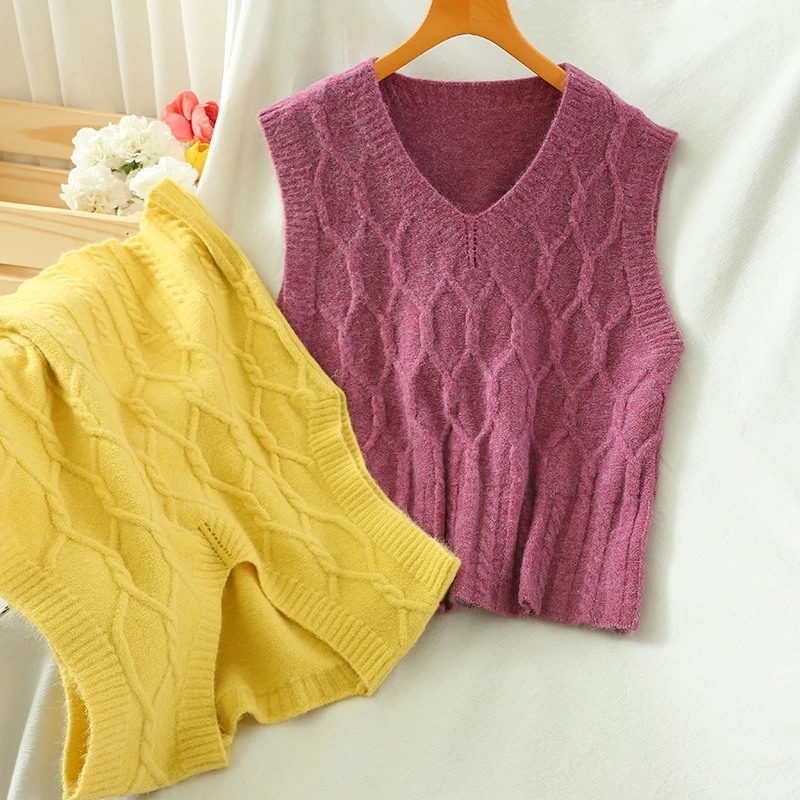 Женский трикотажный жилет короткий весенний с v образным вырезом без рукавов