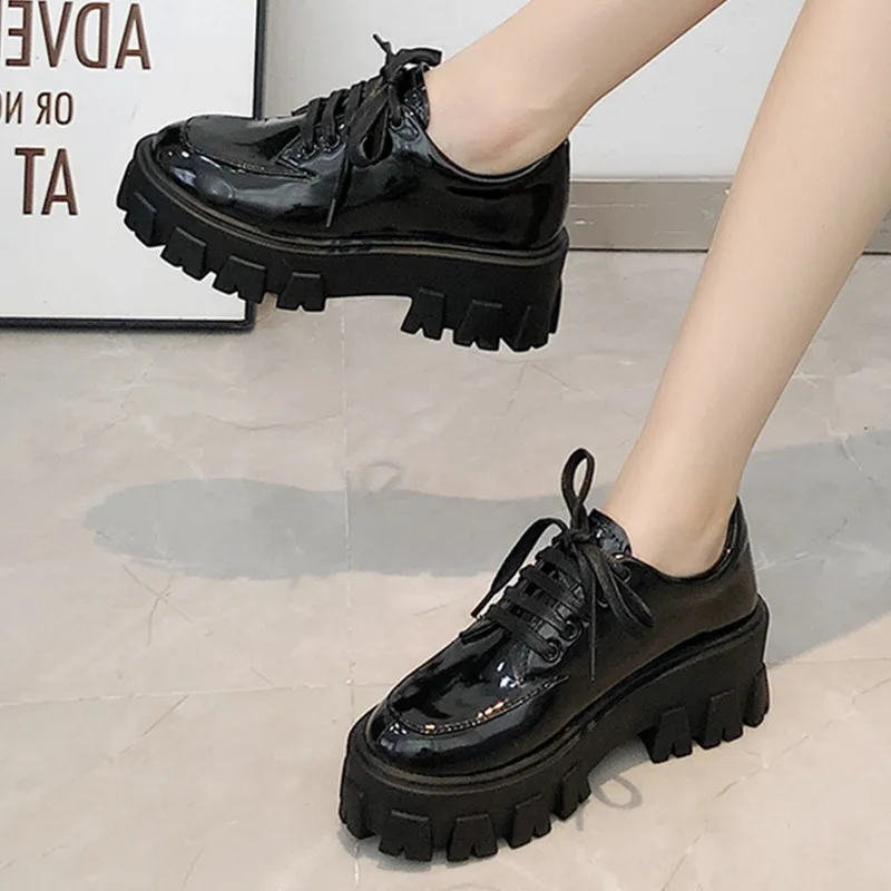Женские кроссовки из лакированной кожи модная повседневная обувь для увеличения