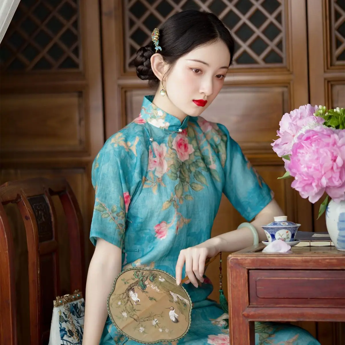 

Dodge Blue Satin Cheongsam Sexy Embroidery Flowers Chinese Dress Classical Vintage Button Qipao Women Long Slim Vestidos