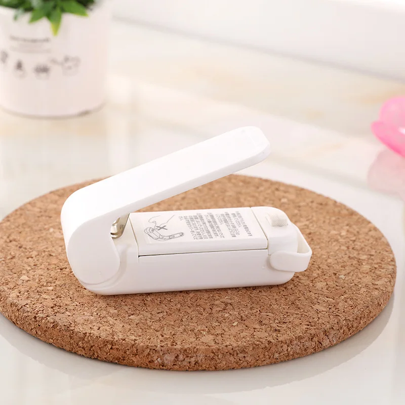 

Mini Heat Sealer Plastic Package Storage Bag Portable Sealing Machine Handy Sticker and Seals for Food Snack Kitchen Accessories