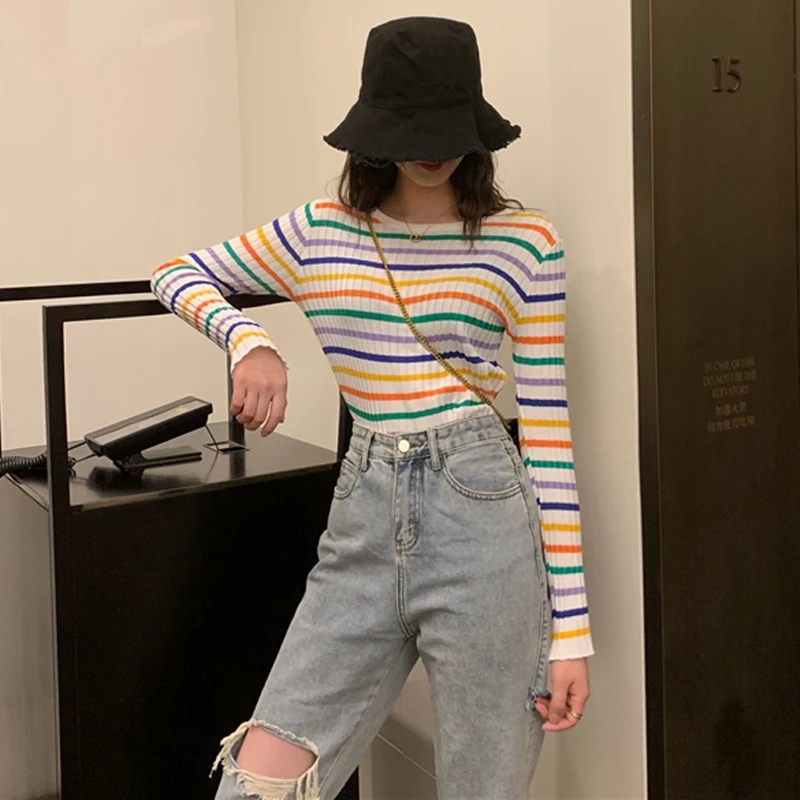 Женская трикотажная футболка в радужную полоску Повседневная облегающая с