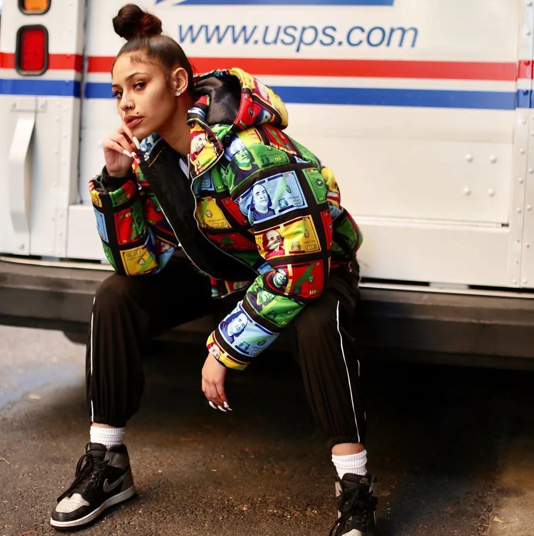 

Женский пуховик с длинным рукавом и капюшоном, с принтом банкнот