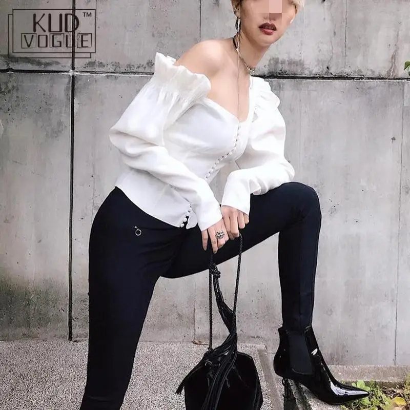 Женская ассиметричная блузка белая с рукавом фонариком и оборками на