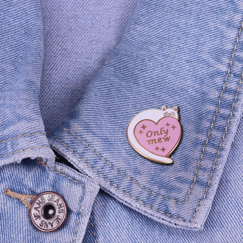 

2021 Cute Only Mew Cat Hard Enamel Pin Cartoon Animal Heart-Shaped White Cats Medal Brooches Fashion Lapel Backpack Pins Decor