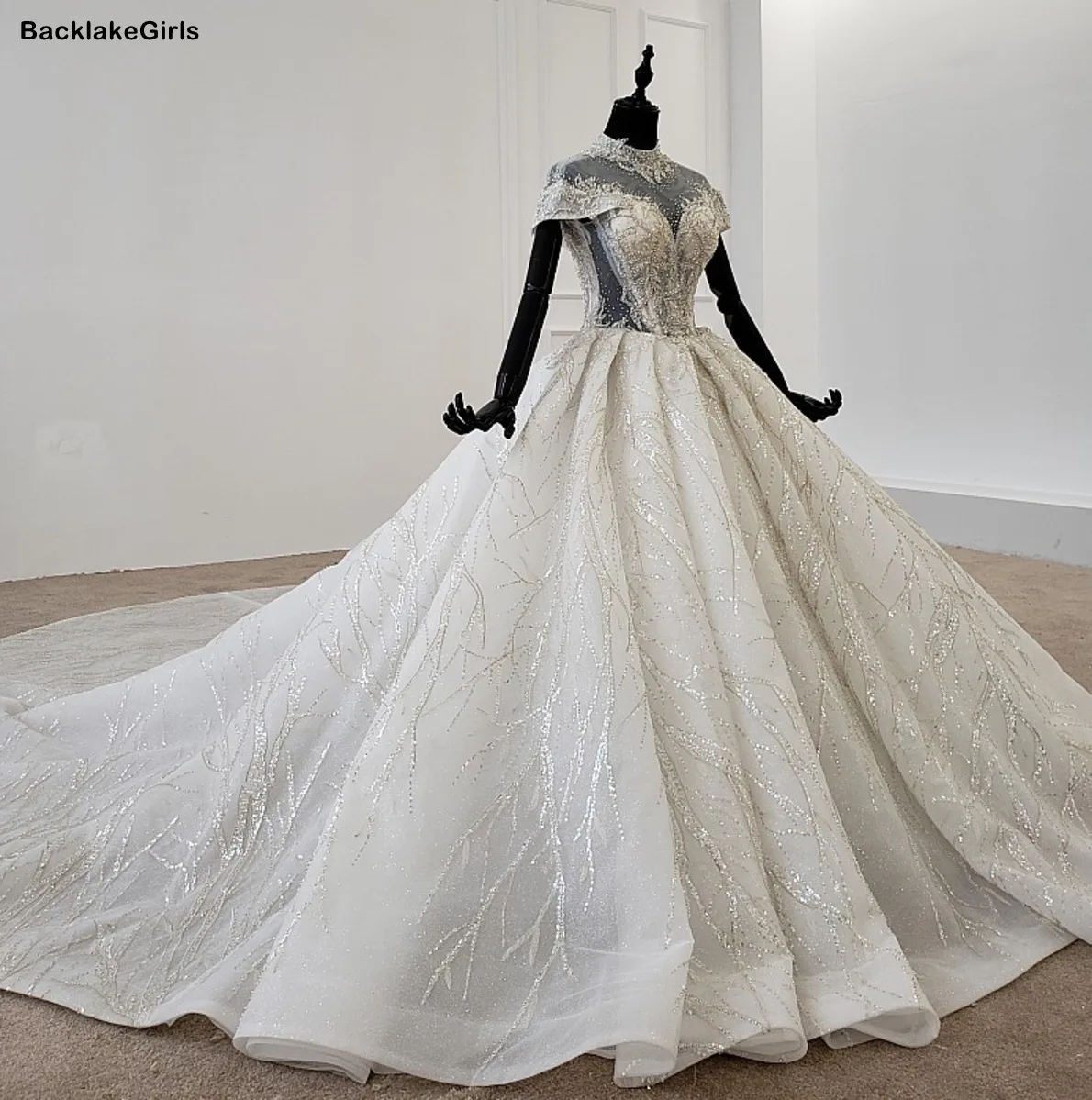 Белое свадебное платье со шлейфом с высоким воротом и рукавами-крылышками