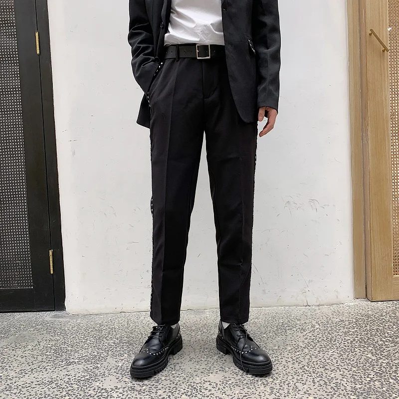 Брюки мужские облегающие с заклепками повседневные модные штаны для шоу