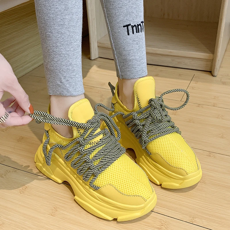 Женские кроссовки из сетчатого материала цвет желтый черный белый модные на