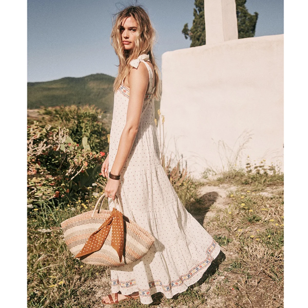 Женское платье макси на бретельках с цветочной вышивкой без рукавов открытой