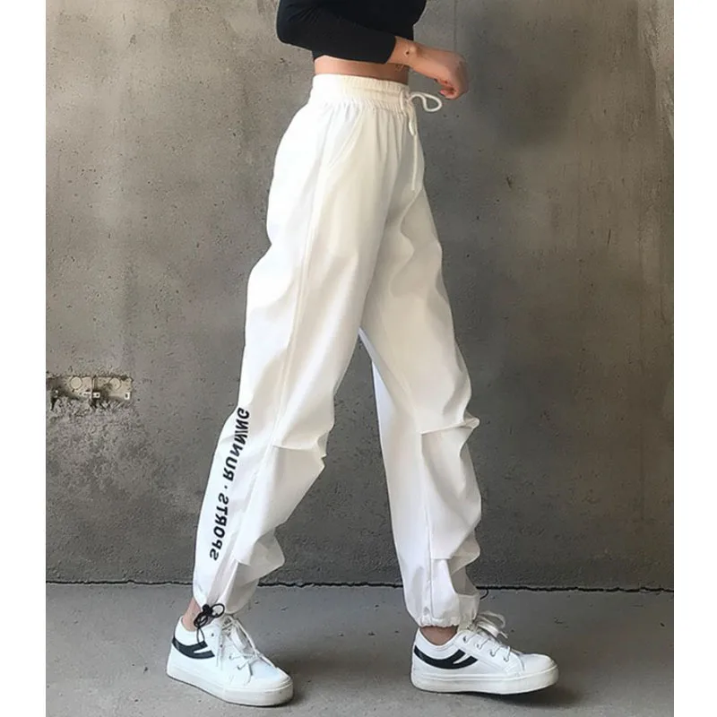 

2021 Женские повседневные спортивные белые брюки с высокой талией, крутые брюки-карго, уличная одежда, свободные женские брюки в стиле панк че...