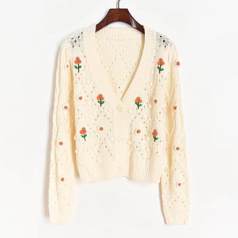 Вязаный свитер с V-образным вырезом и объемными цветами на осень/зиму |