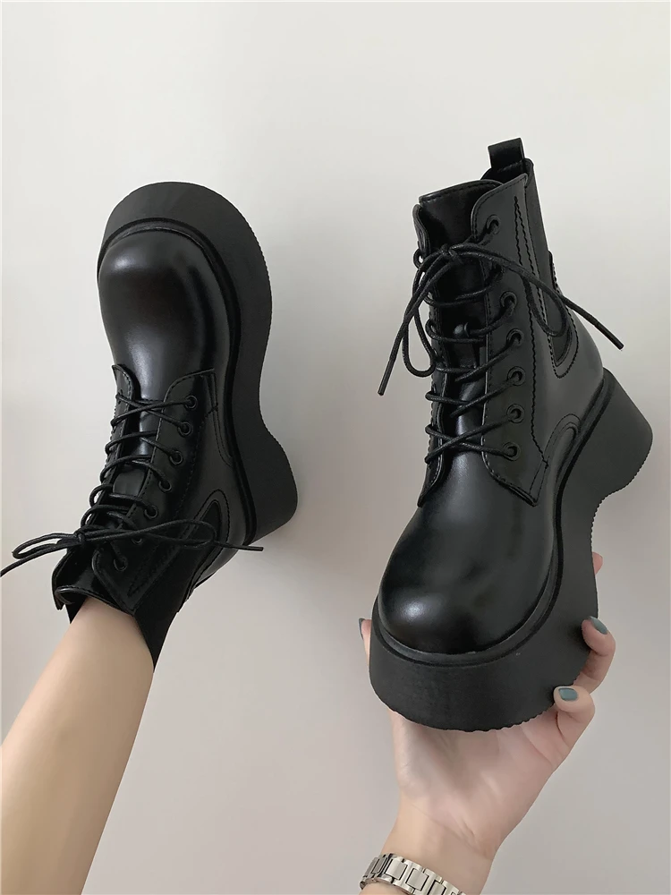 

Женские резиновые ботинки, женская обувь, Роскошные Дизайнерские ботильоны со шнуровкой на плоской подошве, женские ботильоны с круглым но...