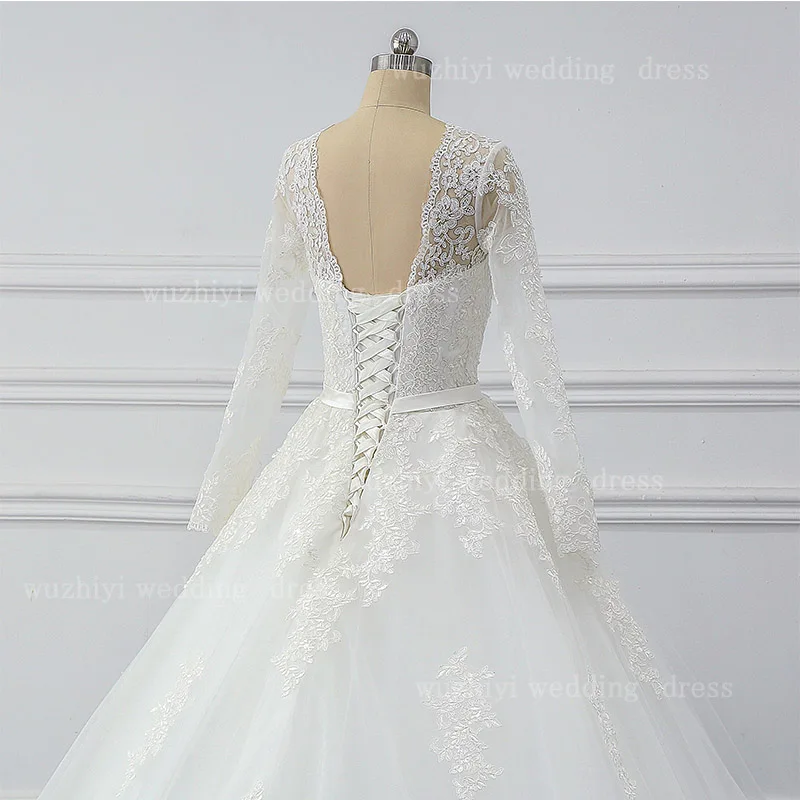 Свадебное платье трапециевидной формы расшитое бисером кружевное с аппликацией