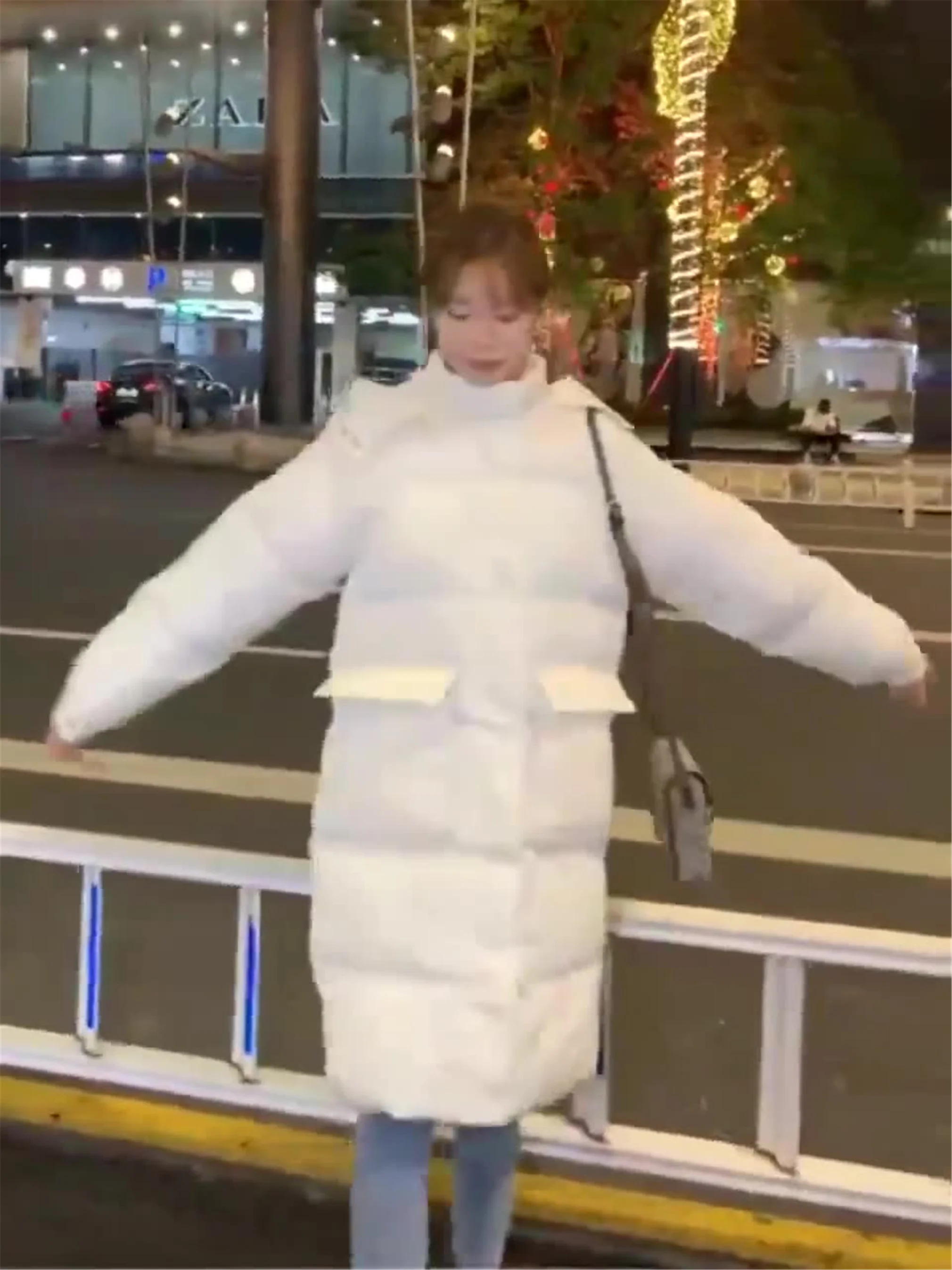 

Зимнее Новое Женское Стеганое пальто, куртка 2022 года, свободное корейское пальто средней длины выше колена с капюшоном, стеганое пальто