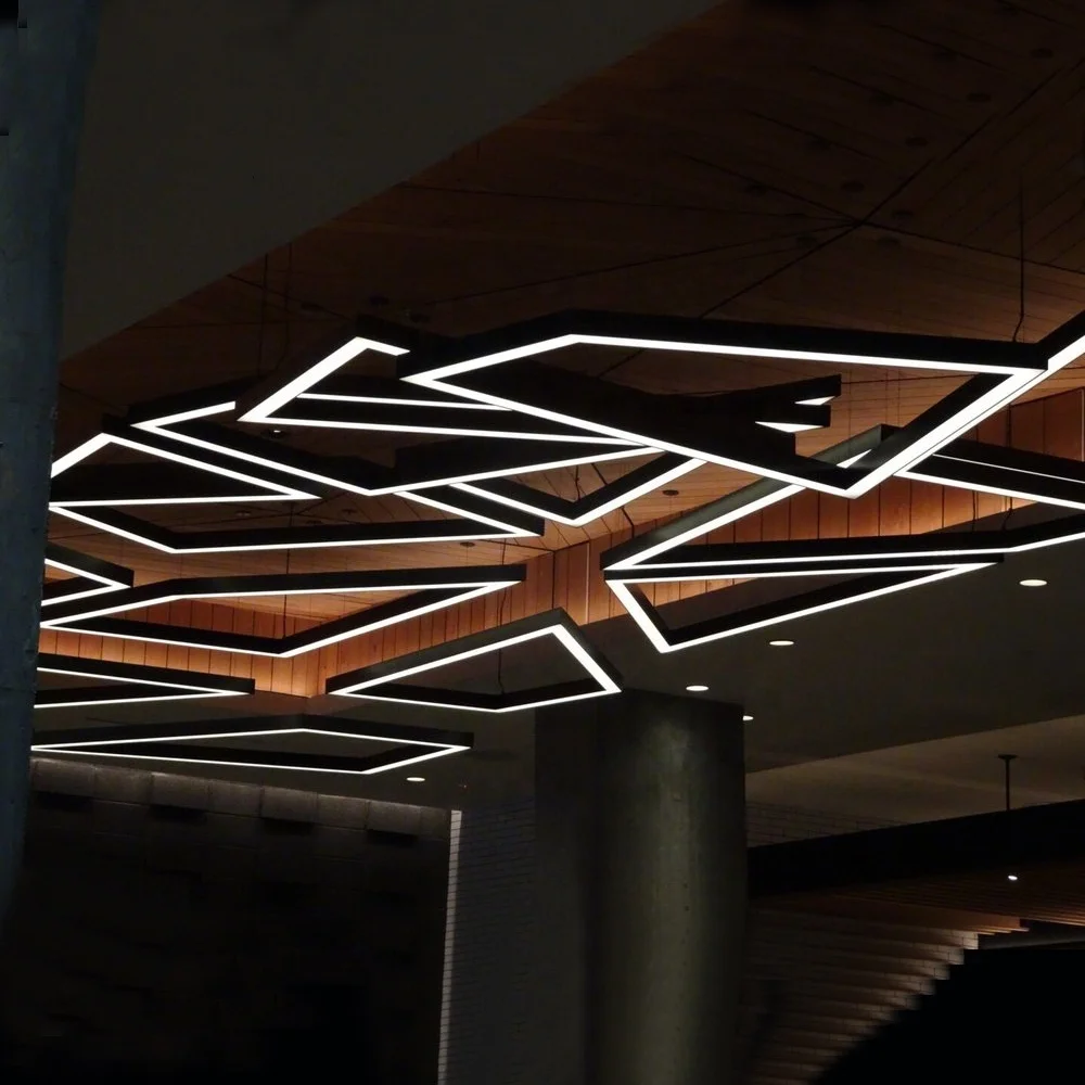 Подгонянный размер светодиодная Люстра для офиса отеля клуб линия подвесной