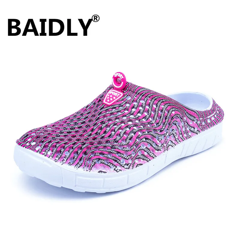 Сандалии женские дышащие для пляжа и воды модные шлепанцы с перфорацией клоги