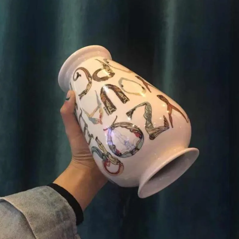 Pаспродажа INS супер модная крутая ваза 18SS Алфавит ваза с надписью на руку керамический цветочный горшок художественная Коллекция украшения для дома