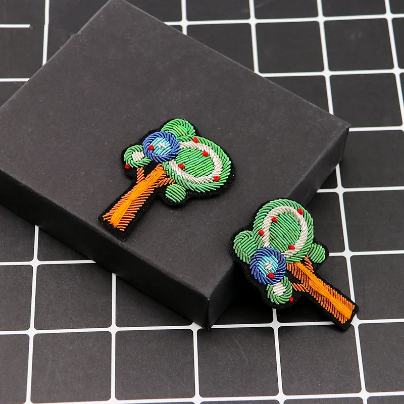 

Hand-embroidered cartoon delicate brooch wisdom tree plant Indian silk badge jewelry wild brooch tide