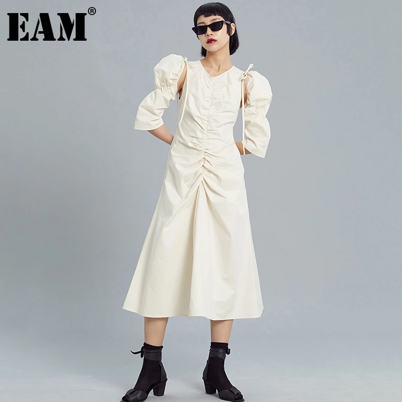 

[EAM] Women Apricot Pleated Bandage Long Dress New Round Neck Long Sleeve Loose Fit Fashion Tide Spring Autumn 2021 1DD7789