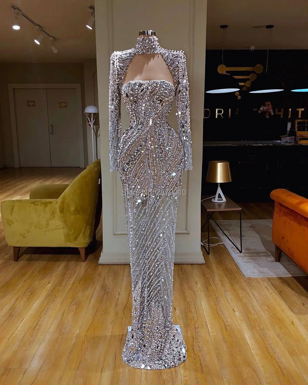 Элегантное вечернее платье с высоким воротником и юбкой годе длинными рукавами