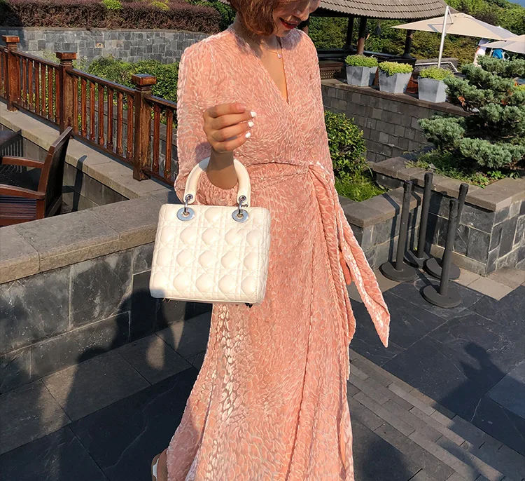 Женское шелковое розовое платье миди с леопардовым принтом длинным рукавом