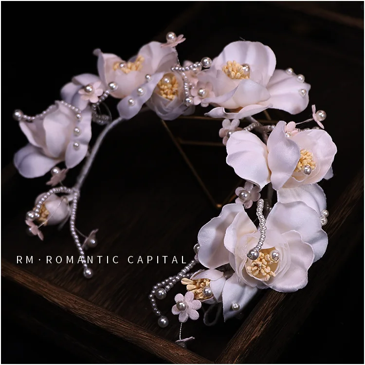 

Новая изящная, украшенная бусинами лента на голову с лепестками свадебный головной убор с подсветкой пряжа путешествия Свадебные украшени...