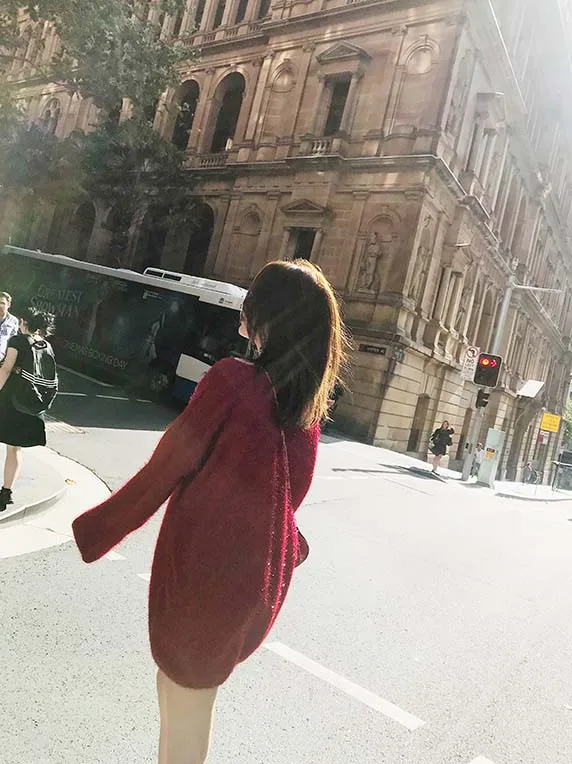 Женский вязаный свитер с V-образным вырезом черный или красный свободного покроя