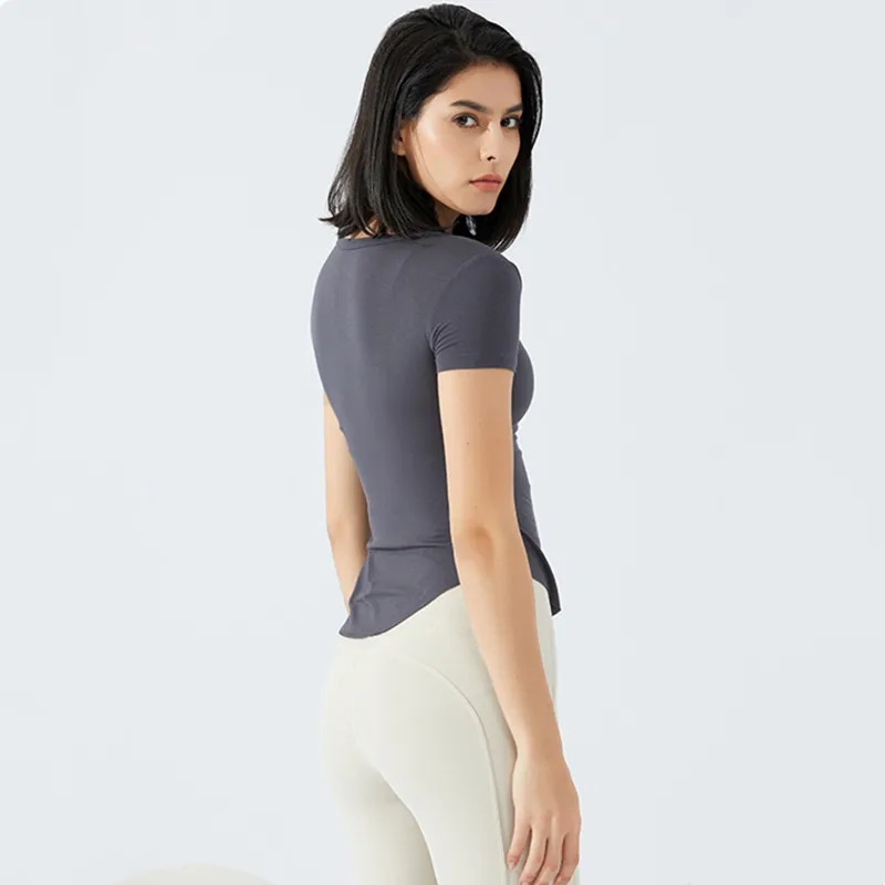 Футболка женская эластичная из вискозы с карманом V-образным вырезом и коротким