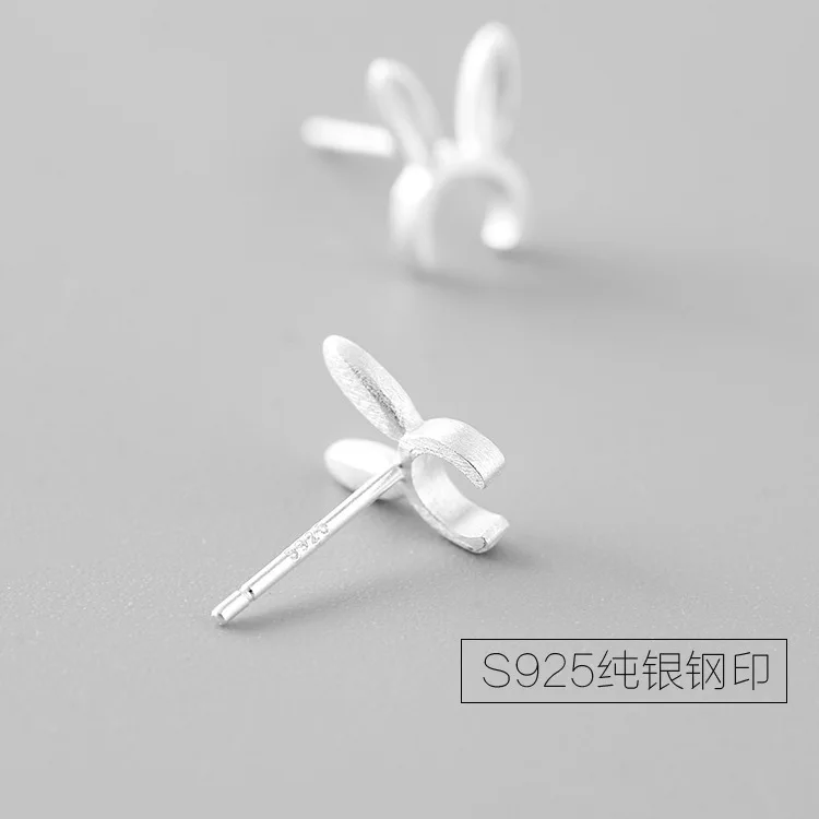 Милые медные серьги-гвоздики в минималистичном стиле с кроликом серебряного