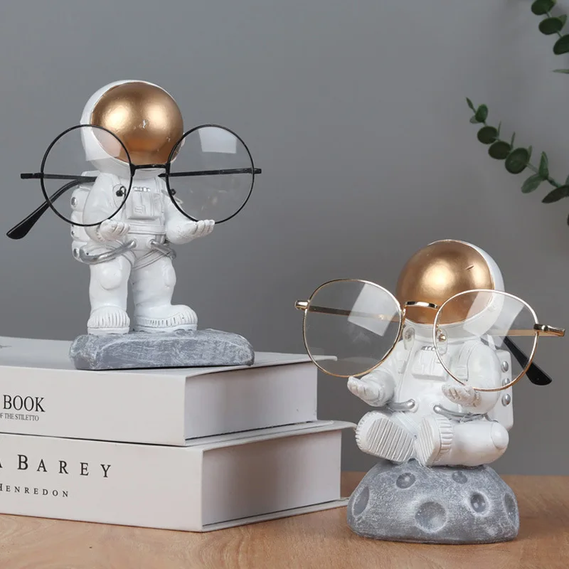 

Creative Astronaut Spaceman Glasses Holder Scientific Enlightenment Action Figure Model Home Office Desktop Decoration Art Craft