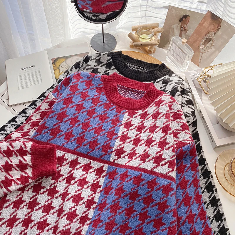 Свитер женский трикотажный в клетку с круглым вырезом и длинным рукавом |