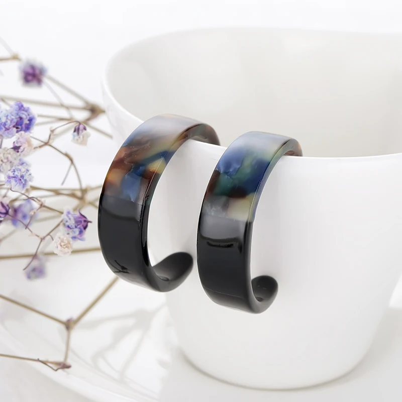 Женские серьги-гвоздики из натуральных ракушек в минималистическом стиле