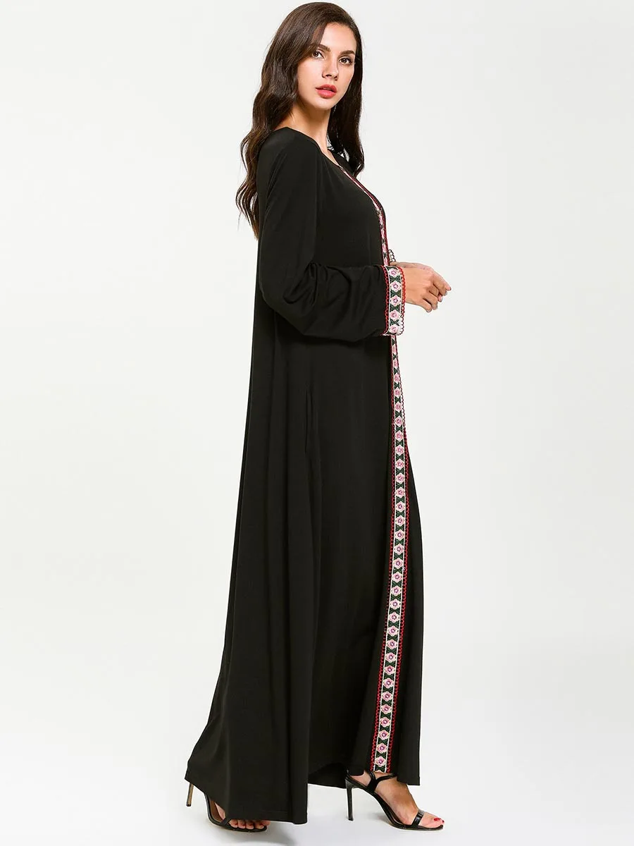 Женское черное платье с вышивкой круглым вырезом и карманами | Тематическая
