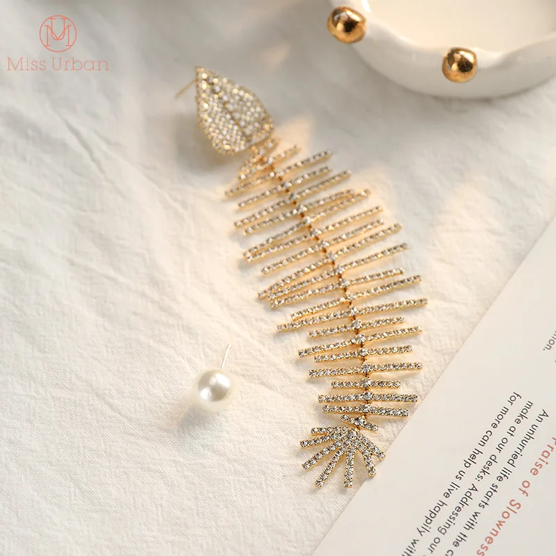 Женские асимметричные серьги длинные в городском стиле с жемчугом и рыбьими