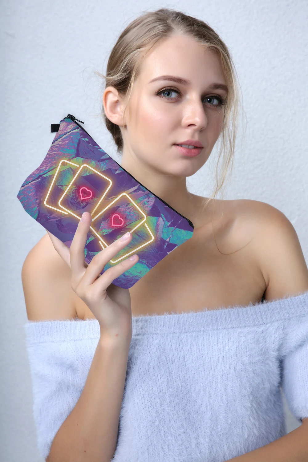 

Deanfun Laser Makeup Bag Heart Printing Durable Zip Pouch Women Fashion Makeup Bags Customize 55010