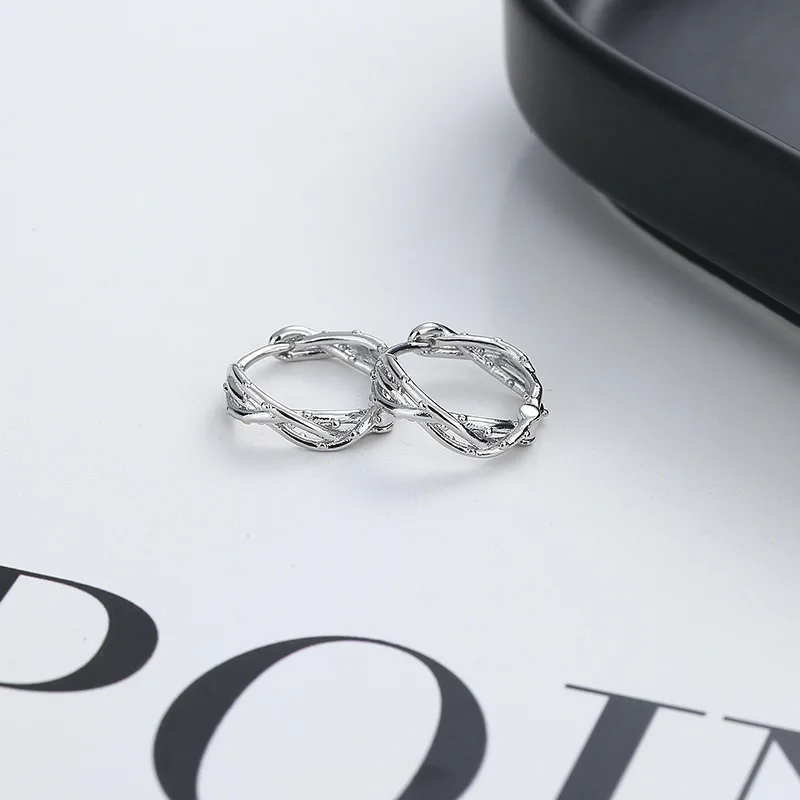 Серьги-обручи в виде ветвей обрыга новый дизайн 2021 серебристое покрытие лидер