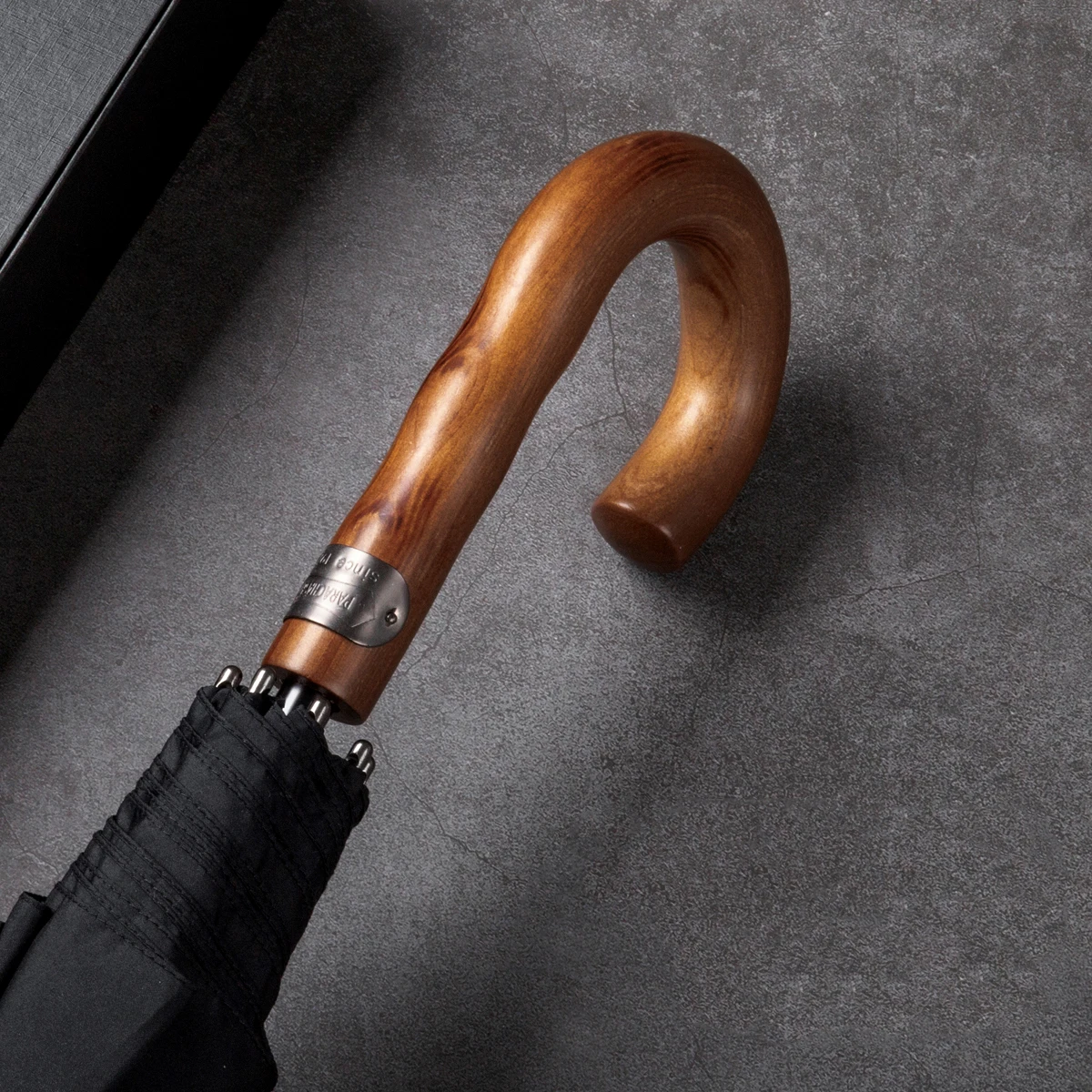 Economici Di Grandi Dimensioni Balck 135 Centimetri Manico Lungo Ombrello Pioggia Manico In Legno Chiaro Ombrello Antivento Doppio Strato Di Lusso Degli Uomini Di Affari Regalo Sy018