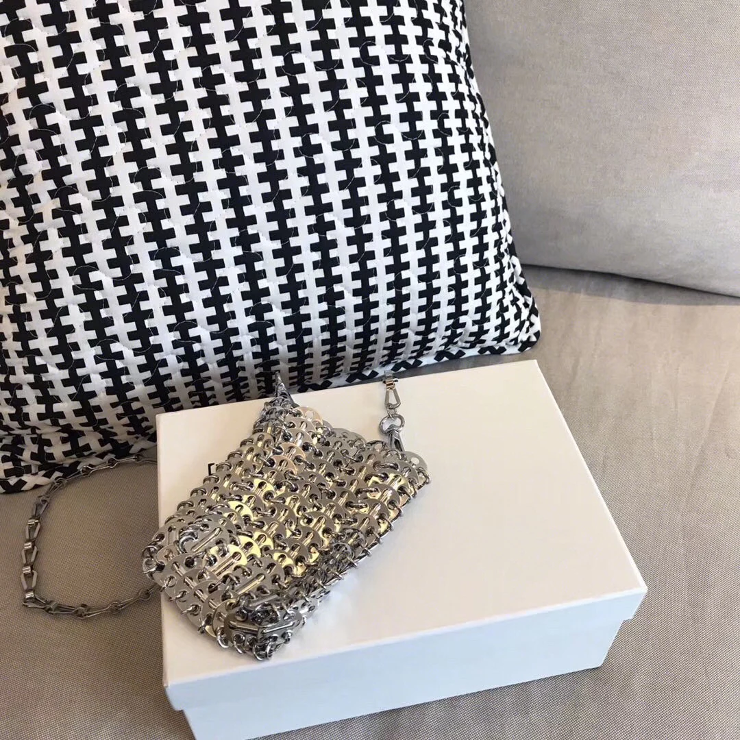 Сумка-мессенджер женская металлическая серебристая с цепочкой |