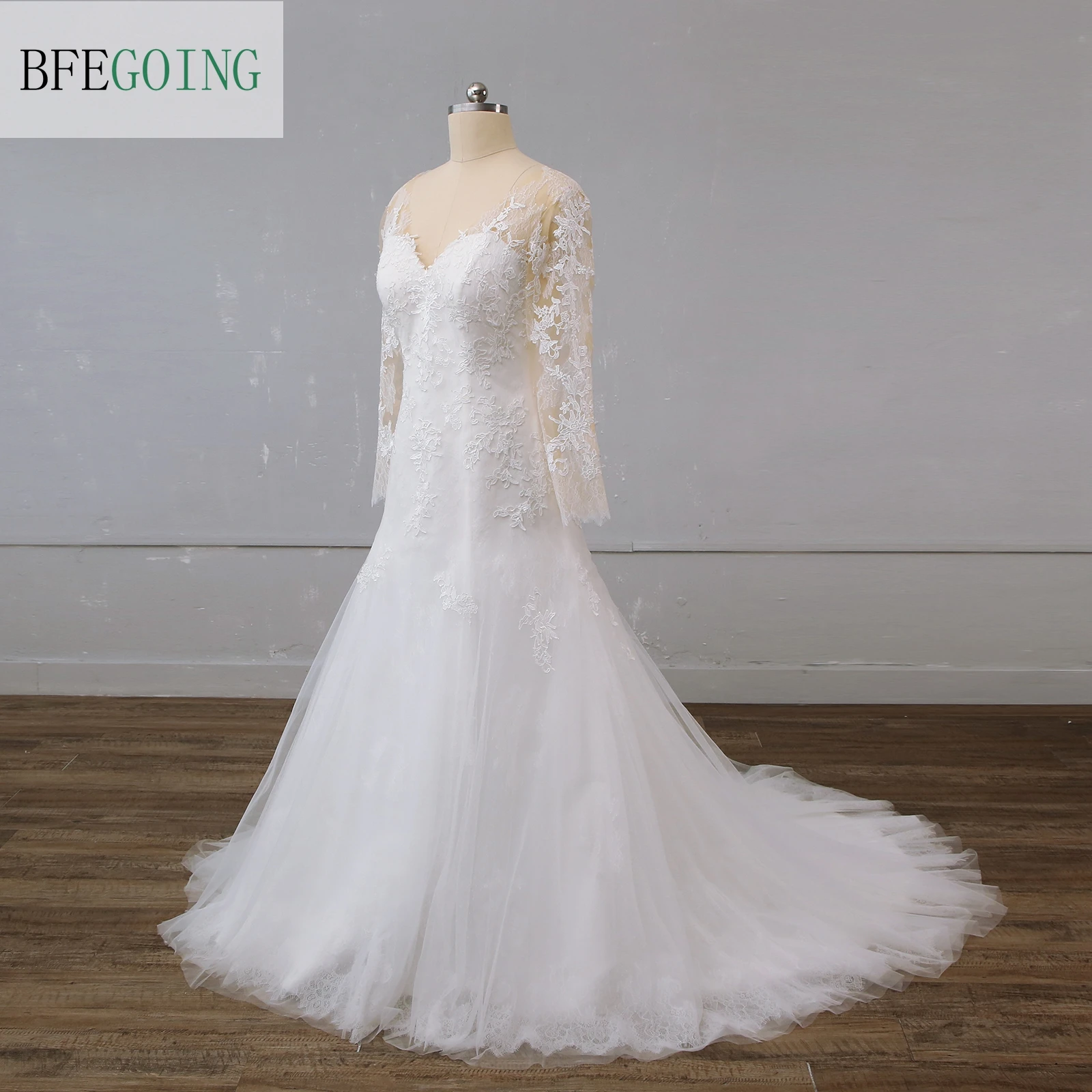 

Женское платье с длинным рукавом и V-образным вырезом