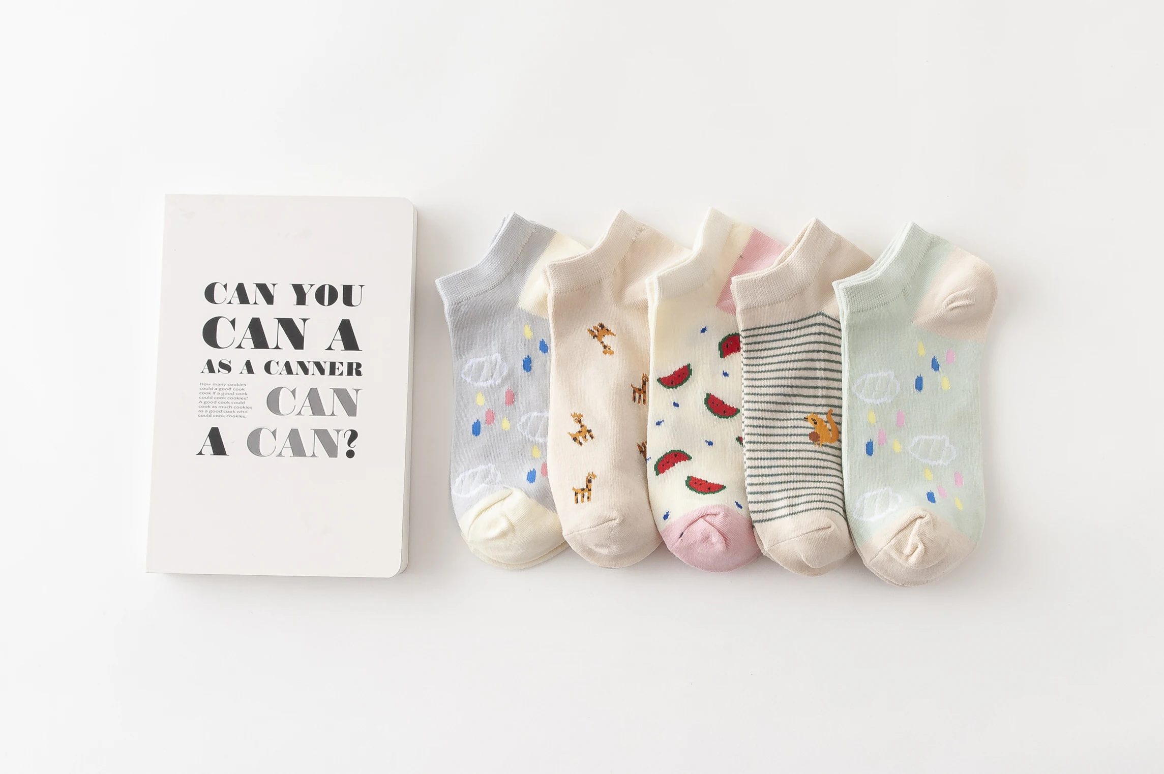 Белка с жирафом милые животные арбуз фрукты полосы простые лето осень удобные