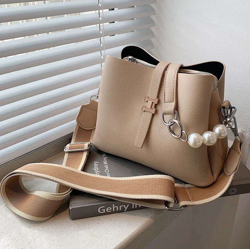 

Сумка на одно плечо с широким ремешком и жемчугом