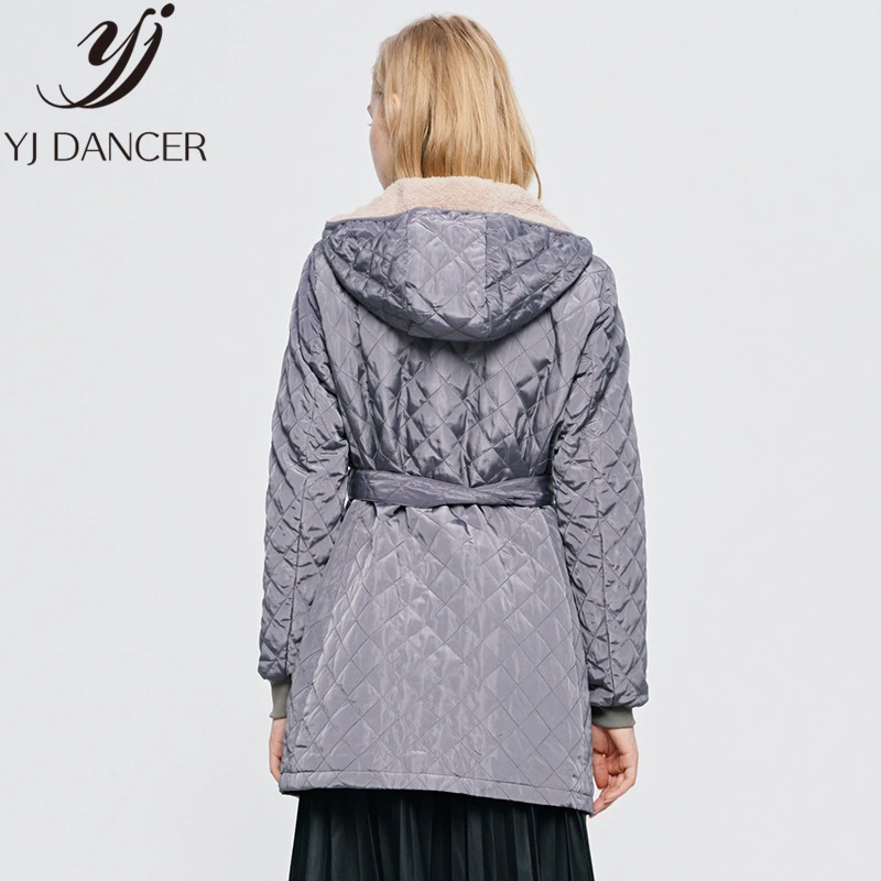 Женская куртка с капюшоном зимняя легкая утепленная длинными рукавами