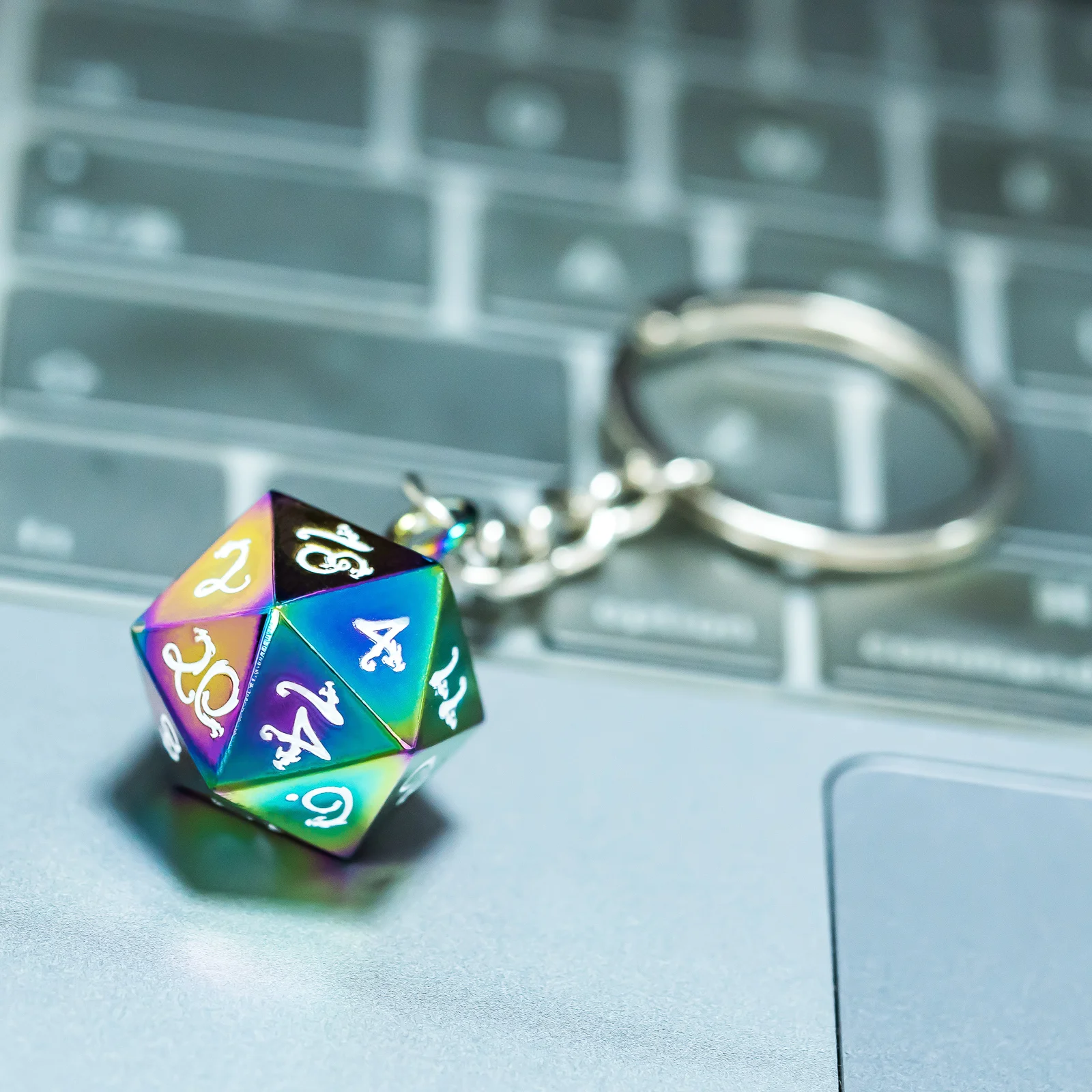 Металлический брелок Cusdie D20 с игральной костью драконом серебристый креативный