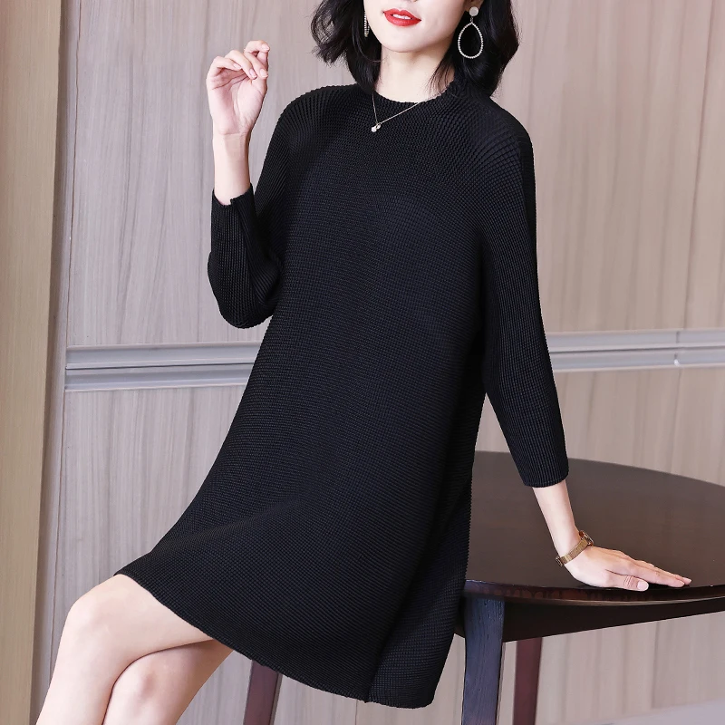 

Plus Size Dress For Women 45-75kg Spring 2021 New Solid Colour Loose Stretch Miyake Pleated Clothes Round Neck Knee Length